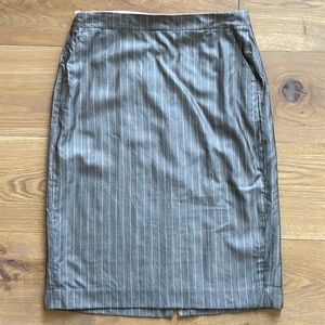 Banana Republic gray and pink stripe pencil skirt. Size 6